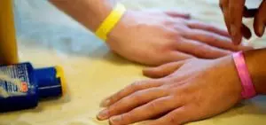 Des bracelets qui avertissent les porteurs en cas de surexposition au soleil