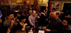 A Singapour, des QR codes sur les bières aident les patrons de bar à favoriser les conversations anonymes