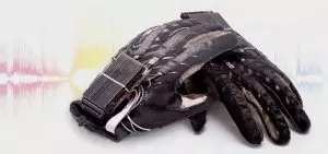 Des gants qui traduisent la langue des signes en sons