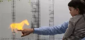 Un hôpital propose un mur lumineux pour calmer les enfants avant une opération