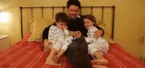 Un pyjama à scanner avec un Smartphone pour afficher des histoires aux enfants