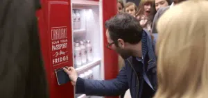 Un frigo à bières qui peut être déverrouillé uniquement par des canadiens