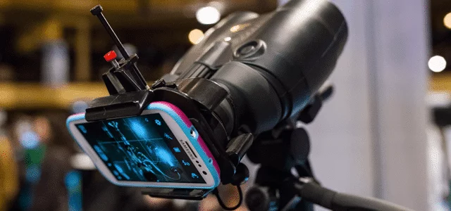 Un appareil permet d’associer un Smartphone à des jumelles pour obtenir un meilleur zoom