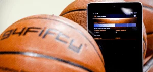 Un ballon de basketball qui collecte des données pendant un match