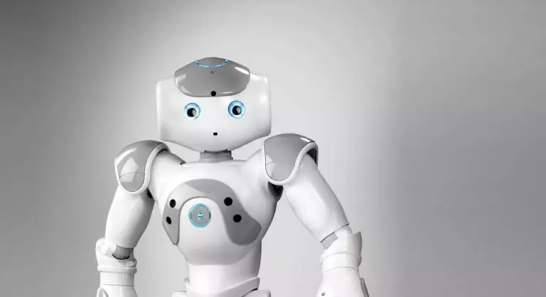 Un robot humanoïde qui reconnaît les gens, écoute et sait tenir une conversation