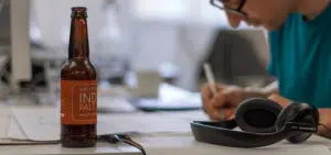 Après une journée de travail, un service livre de la bière artisanale au bureau tous les vendredis après-midi
