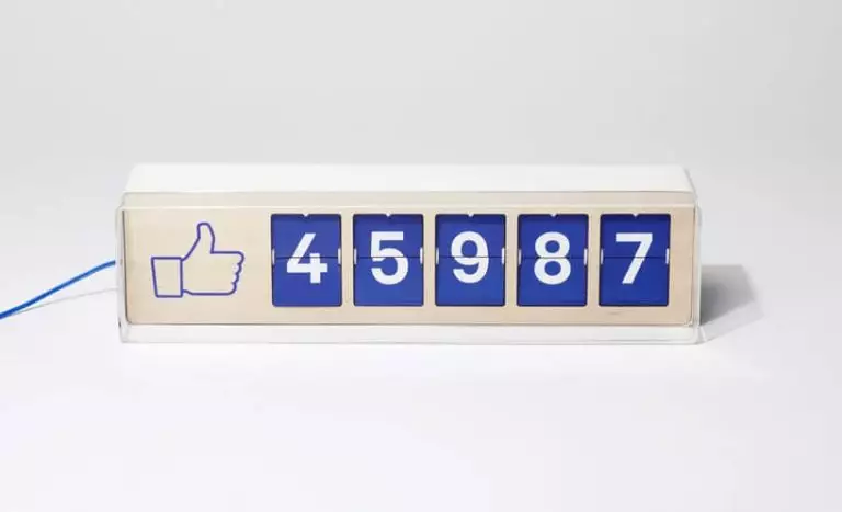 Un compteur physique de fans Facebook à poser sur un comptoir