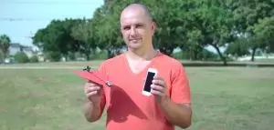 Un avion en papier contrôlable avec un Smartphone