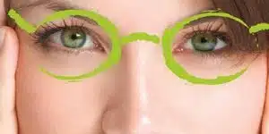 Un opticien se déplace sur le lieu de travail de ses clients