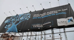 Un panneau d’affichage purifie l’air comme l’équivalent de 1 200 arbres