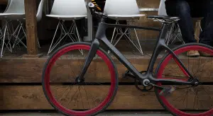 Un vélo en fibre de carbone alerte lorsque des voitures sont trop proches