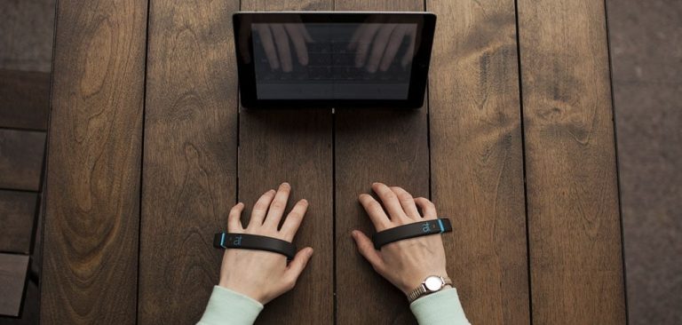 Un clavier virtuel avec deux poignets connectées
