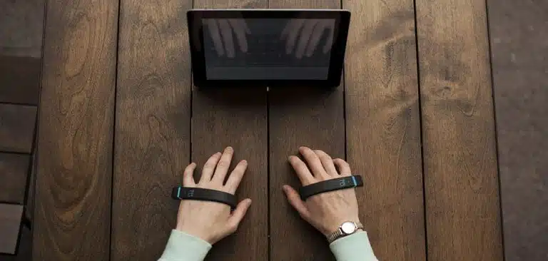 Un clavier virtuel avec deux poignets connectées