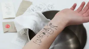 Des tatouages ??temporaires de recettes qui peuvent être appliqués sur le bras