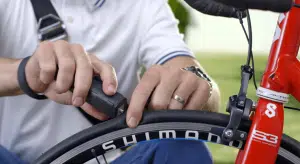 Un outil simple permet de réparer un pneu de vélo crevé en 60 secondes