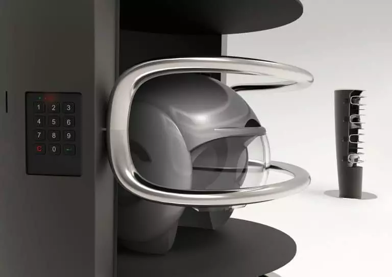 Une borne permet de mettre son casque en sécurité au lieu de devoir le porter