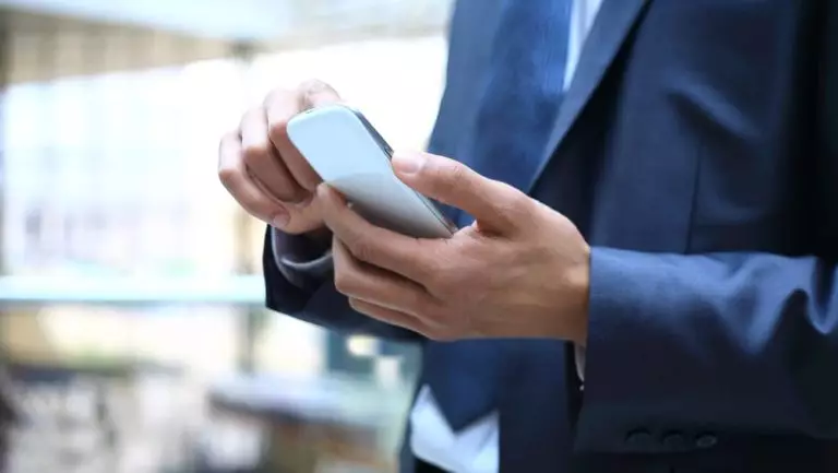 Une application veut remplacer les cartes de visite
