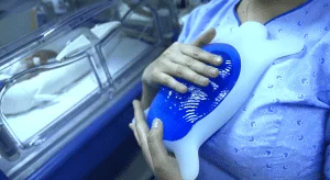 Un matelas haptique aide les bébés prématurés à sentir les battements de cœur de leur mère