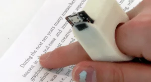 Un anneau permet aux personnes aveugles de lire des livres non-braille