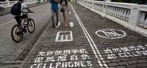 En Chine, une voie piétonne est réservée aux mobile addicts