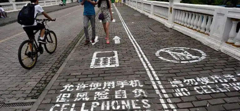 En Chine, une voie piétonne est réservée aux mobile addicts