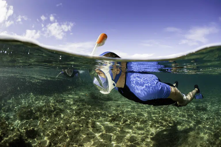 Un masque facial permet de voir et respirer sous l’eau comme sur terre