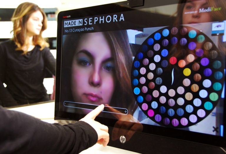 Un miroir en réalité augmentée pour tester des cosmétiques