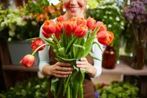 Une place de marché livre des fleurs provenant de fleuristes locaux