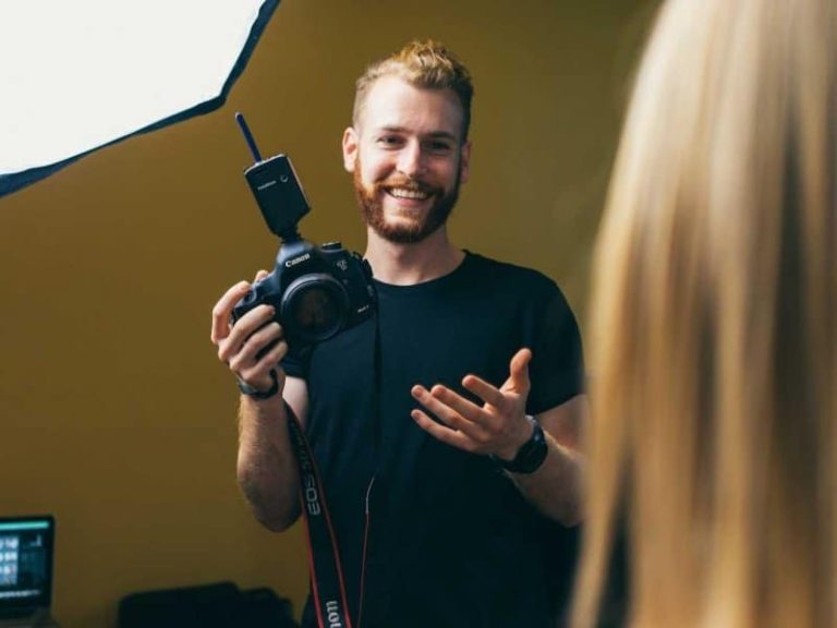 Un photographe spécialisé dans la prise de photos de profil pour Tinder