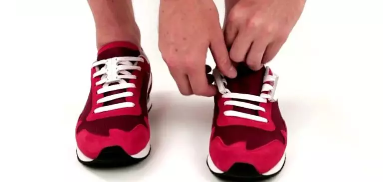 Un système magnétique permet de lacer ses chaussures rapidement