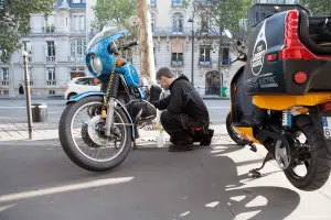 Une société nettoye les deux-roues sur leur lieu de stationnement