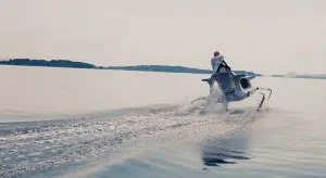 Un jet ski-bateau hybride et électrique peut réaliser un trajet de 100 km avec une seule charge