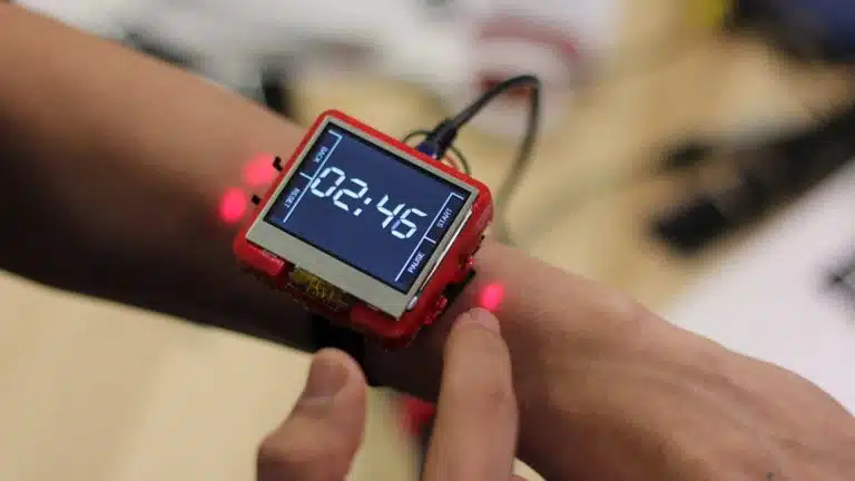 Un clavier pour montre connectée qui s’affiche sur la peau