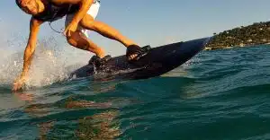 Une planche de surf électrique peut atteindre une vitesse de 50 km/h