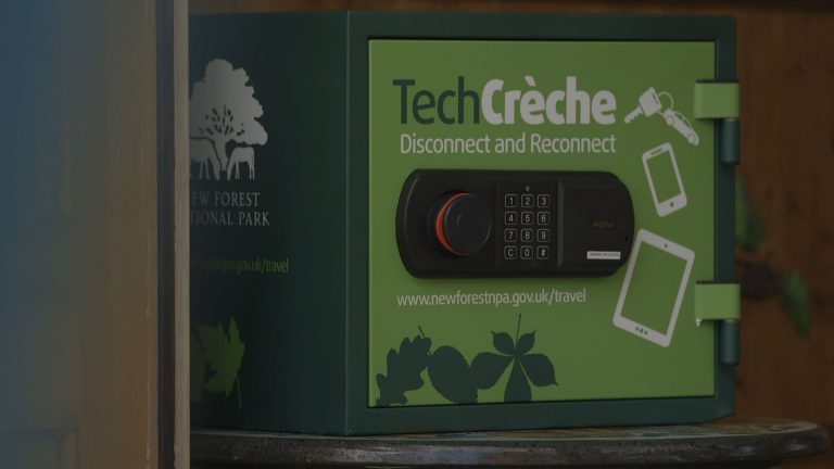 En Angleterre, un parc propose une crèche pour smartphones