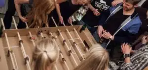 Un baby-foot en carton qui s’installe rapidement