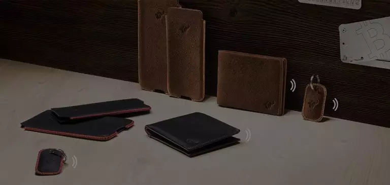 Un portefeuille qui peut être géolocalisé avec un smartphone pour ne plus le perdre
