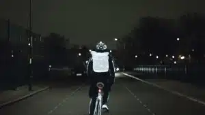 Une peinture invisible en aérosol illumine les cyclistes dans le noir