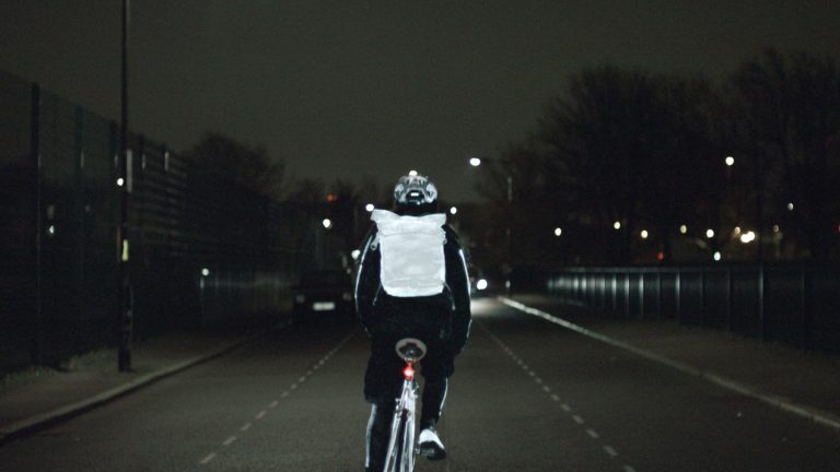 Une peinture invisible en aérosol illumine les cyclistes dans le noir