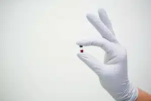 Une piqure au doigt effectuée en pharmacie permet de réaliser des tests sanguins complets