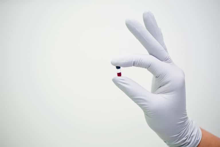 Une piqure au doigt effectuée en pharmacie permet de réaliser des tests sanguins complets