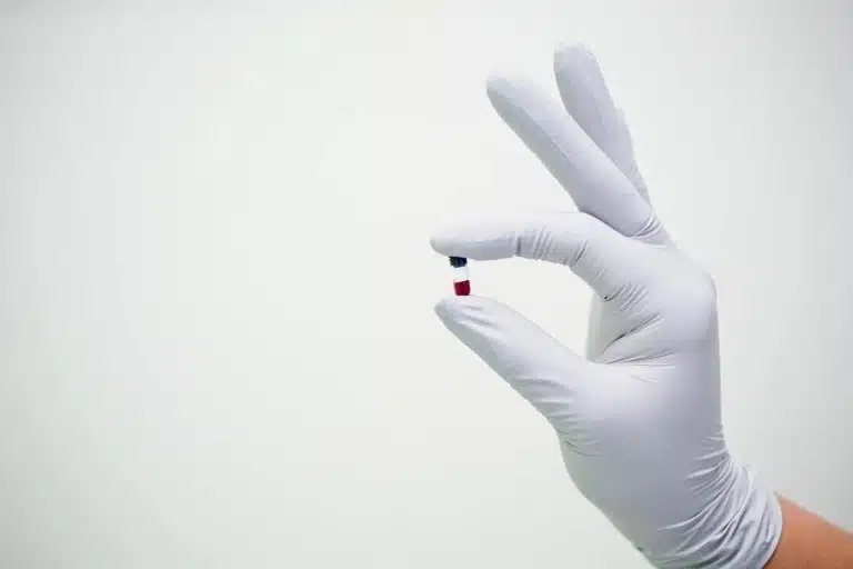 Une piqure au doigt effectuée en pharmacie permet de réaliser des tests sanguins complets