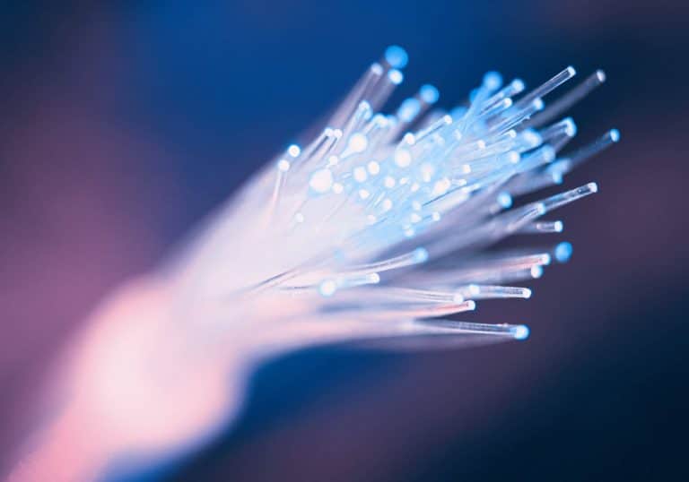 Une startup française propose une techno 100 fois plus rapide que la fibre optique