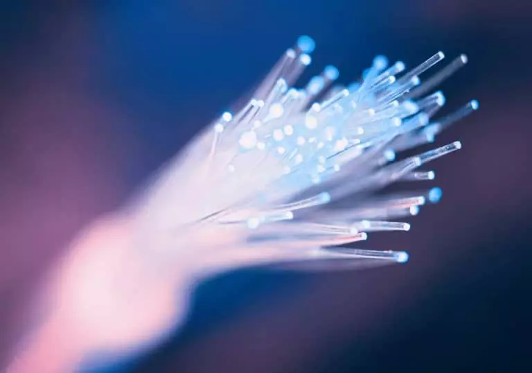 Une startup française propose une techno 100 fois plus rapide que la fibre optique