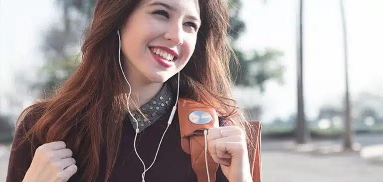 Un sac à dos connecté pour utiliser son smartphone sans le sortir