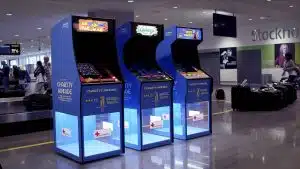 Des jeux d’arcade pour aéroport permettent aux voyageurs de faire don de leurs monnaies restantes à des associations caritatives