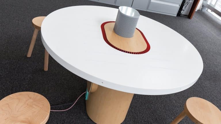 Une table qui écoute et comprend les conversations