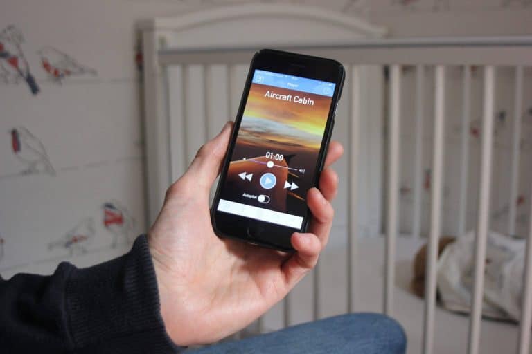 Une application joue la voix des parents pour endormir les bébés