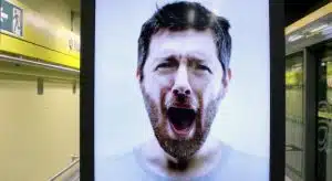 Une affiche avec un homme qui baille donne envie aux passants de boire un café