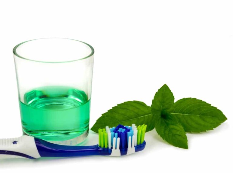 Un distributeur de bain de bouche en libre service